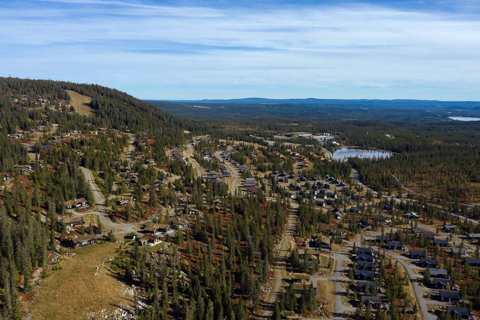 Sjusjøen skisenter ligger innen gangavstand til hytta. En av hovedløypene ses til venstre i bilde. Galleribilde