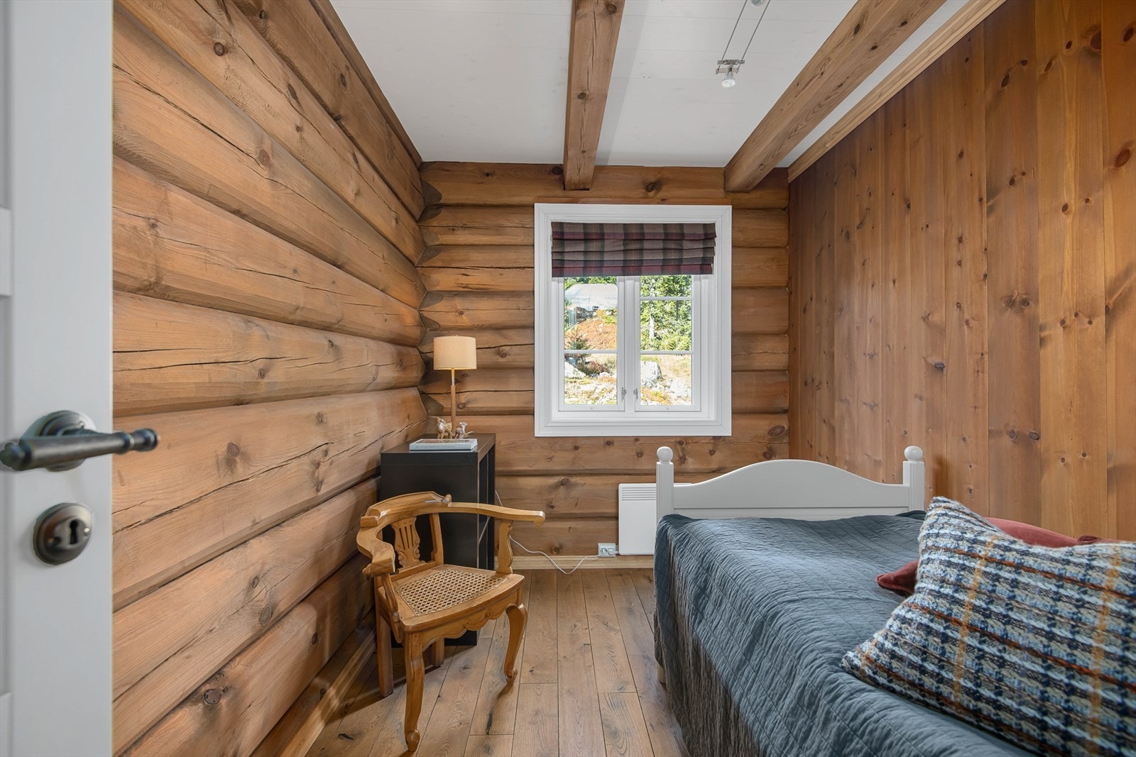 Soverom 4 innredet med enkeltseng. Galleribilde