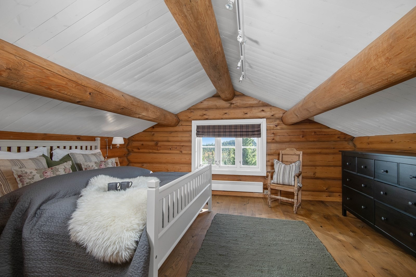 Soverom 2. etg, innredet med dobbeltseng. Galleribilde