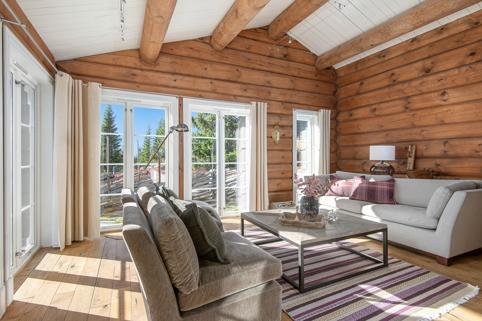 Store, gode vindusflater i rommet gir rikelig med naturlig belysning. Galleribilde