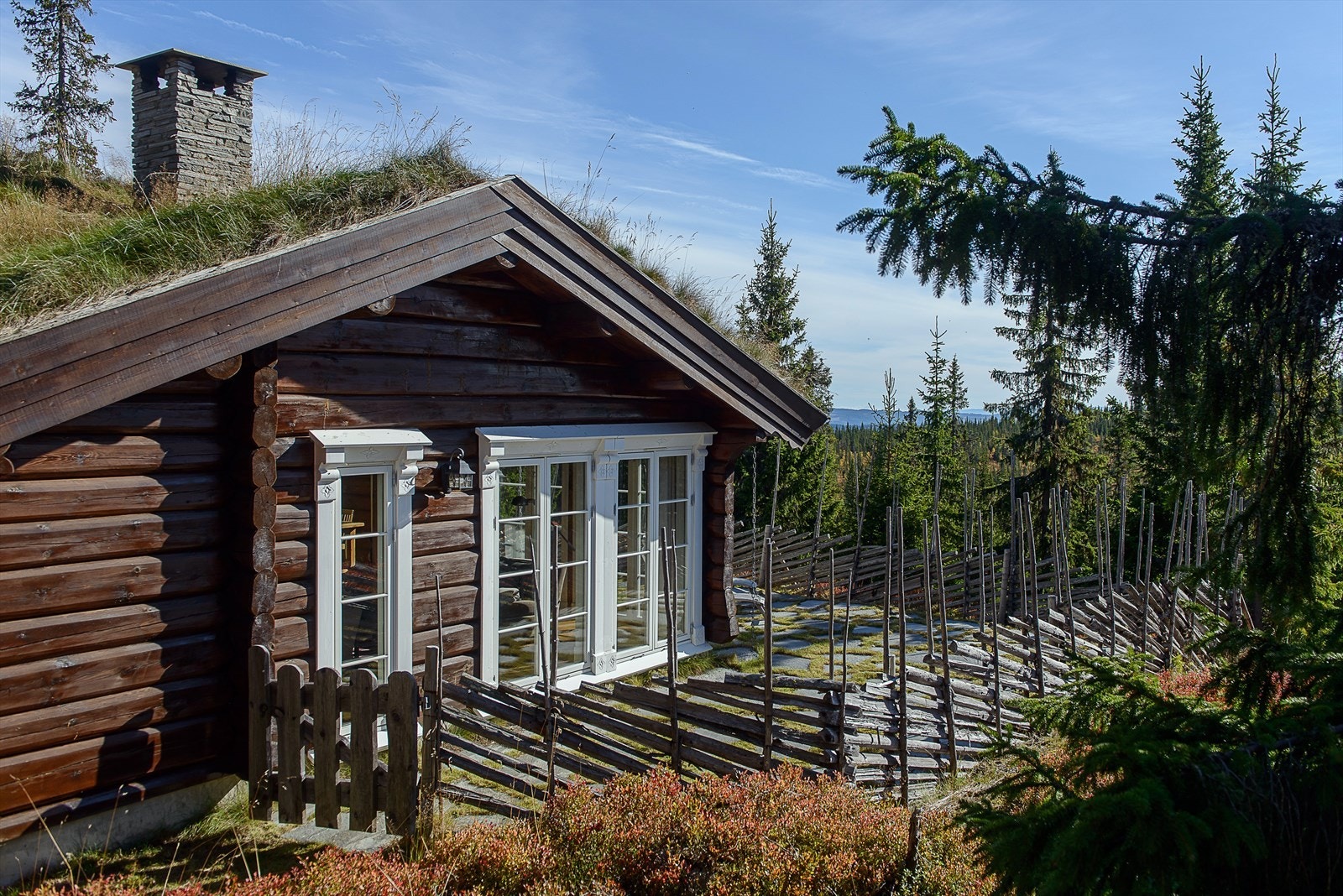 Eiendommen har en sentral plassering og det er enkel adkomst til både turstier, skispor og tilfartsløyper til/fra alpinbakken. Galleribilde
