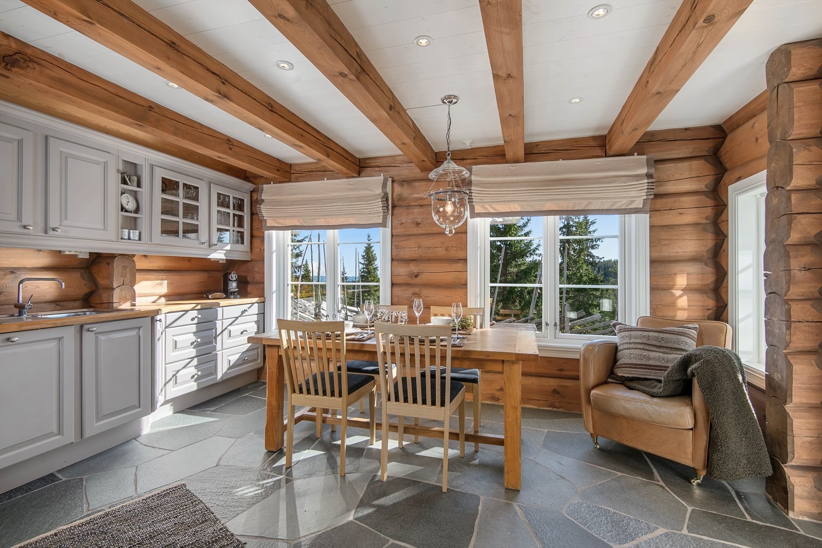 Klassisk kjøkken med god plass til spisegruppe i rommet. Galleribilde