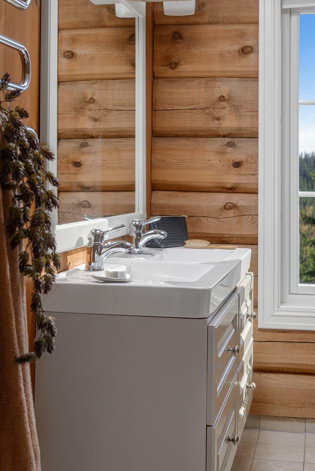 Baderom i 1.etg innredet med dobbel servant med underskap, speil med tilhørende belysning, dusjkabinett og gulvmontert WC. Galleribilde