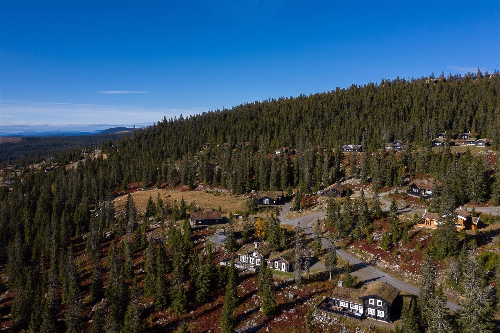 Sjusjøen er et vintereventyr for deg som liker å gå på ski og nærmeste skiløype finner du innen ca. 84 meter fra hytteveggen. Galleribilde
