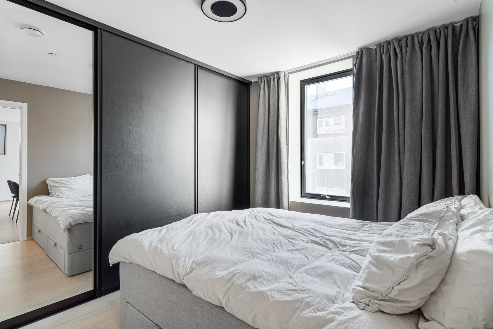 Rommet er av god størrelse med plass til stor seng og rikelig med klesoppbevaring i skyvedørsgarderobe.