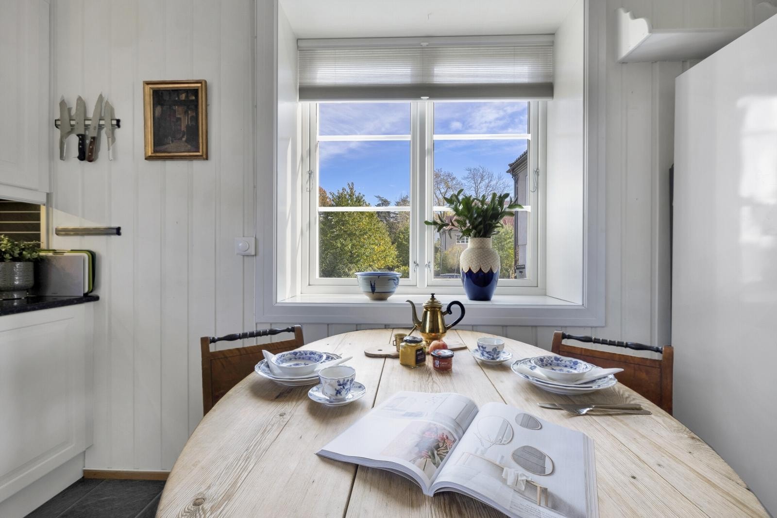 Fra kjøkkenvinduer har man herlig utsyn til nærområdet. Galleribilde