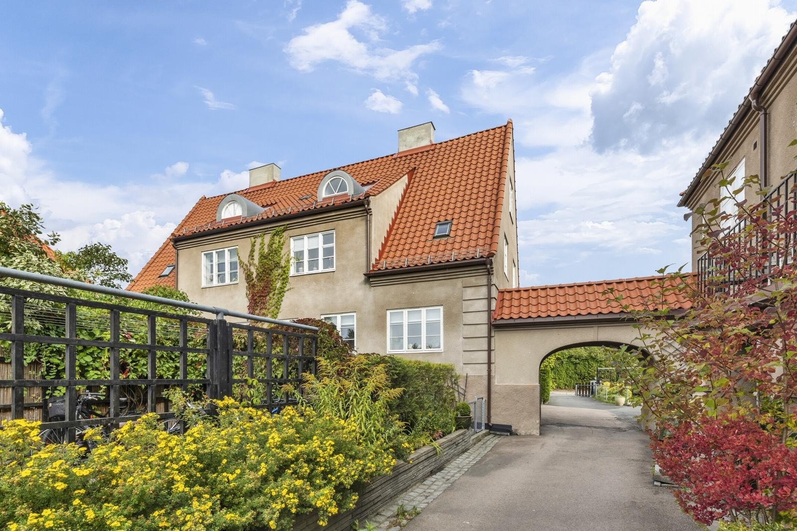 Leiligheten har en landlig beliggenhet i et barnevennlig område, samtidig som det er kort vei til sentrale deler av Oslo. Galleribilde