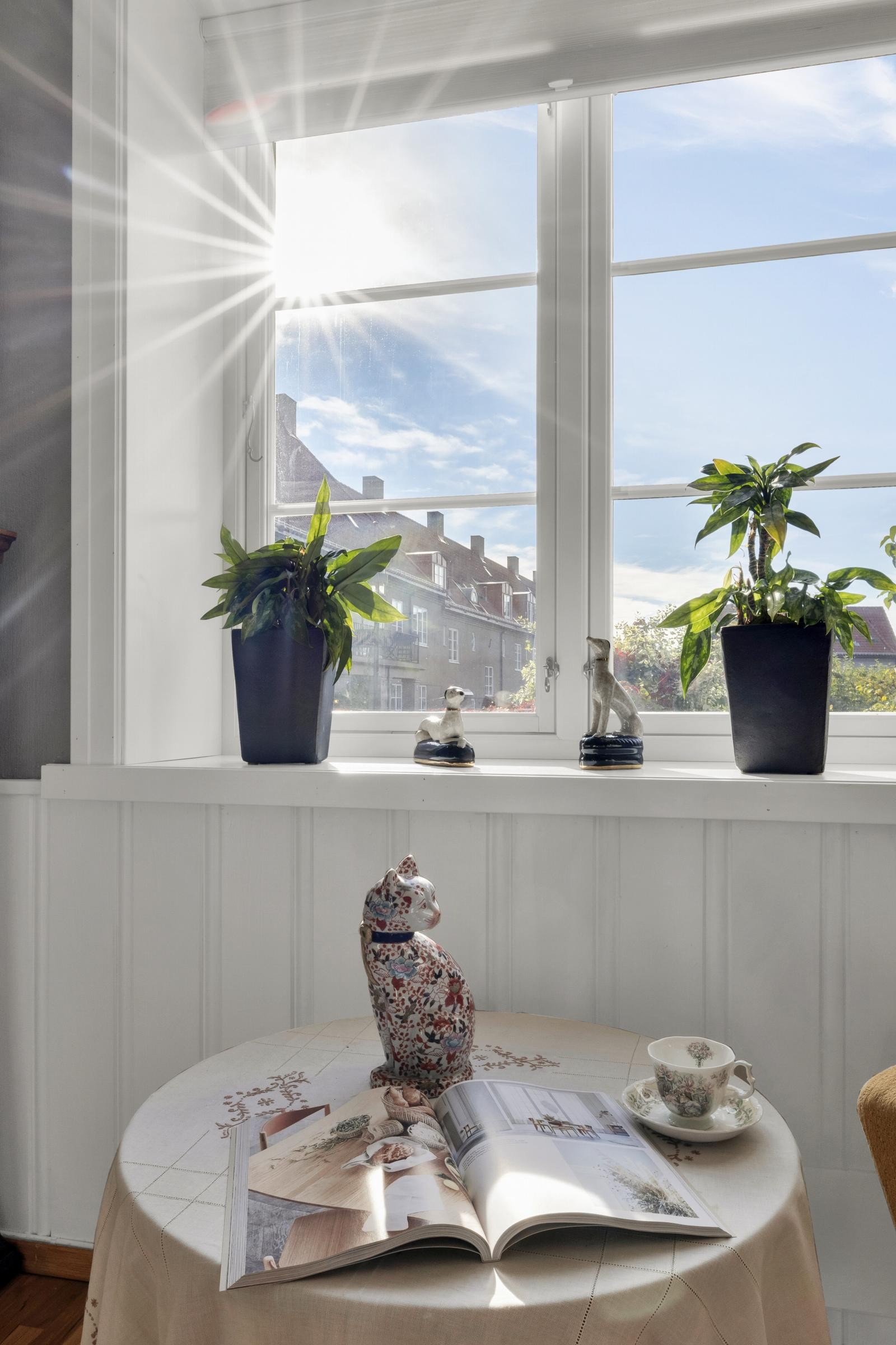 Stuen oppleves som lys og luftig, og får rikelig med naturlig lys fra det store vinduet og inngangsdøren. Galleribilde