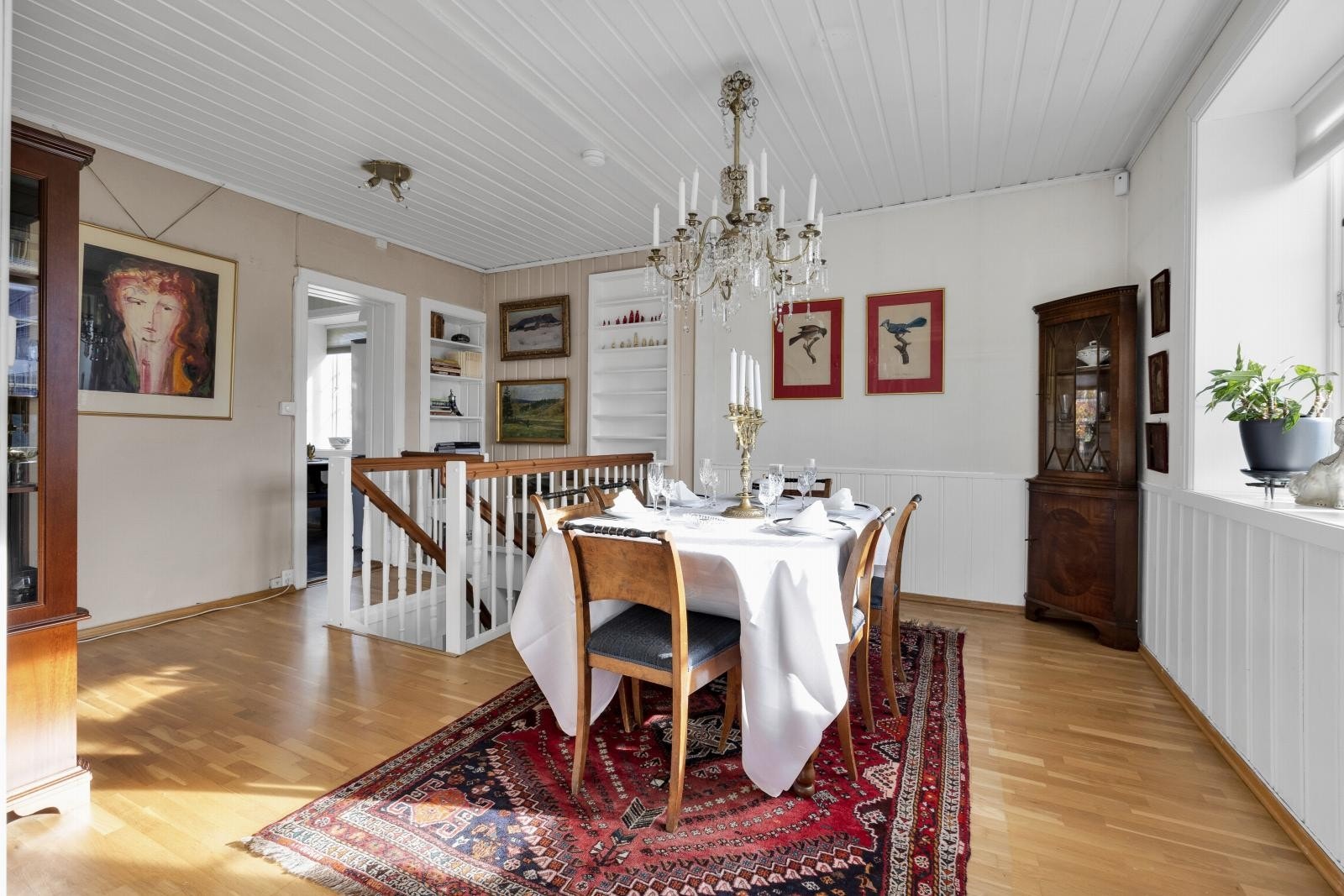 Spisestuen ligger i hendig tilknytning til kjøkkenet. Galleribilde
