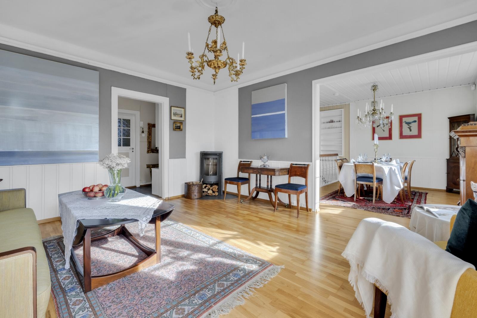 I hjørnet av stuen er det en flott klebersteinsovn som gir ekstra varme og hygge. Galleribilde