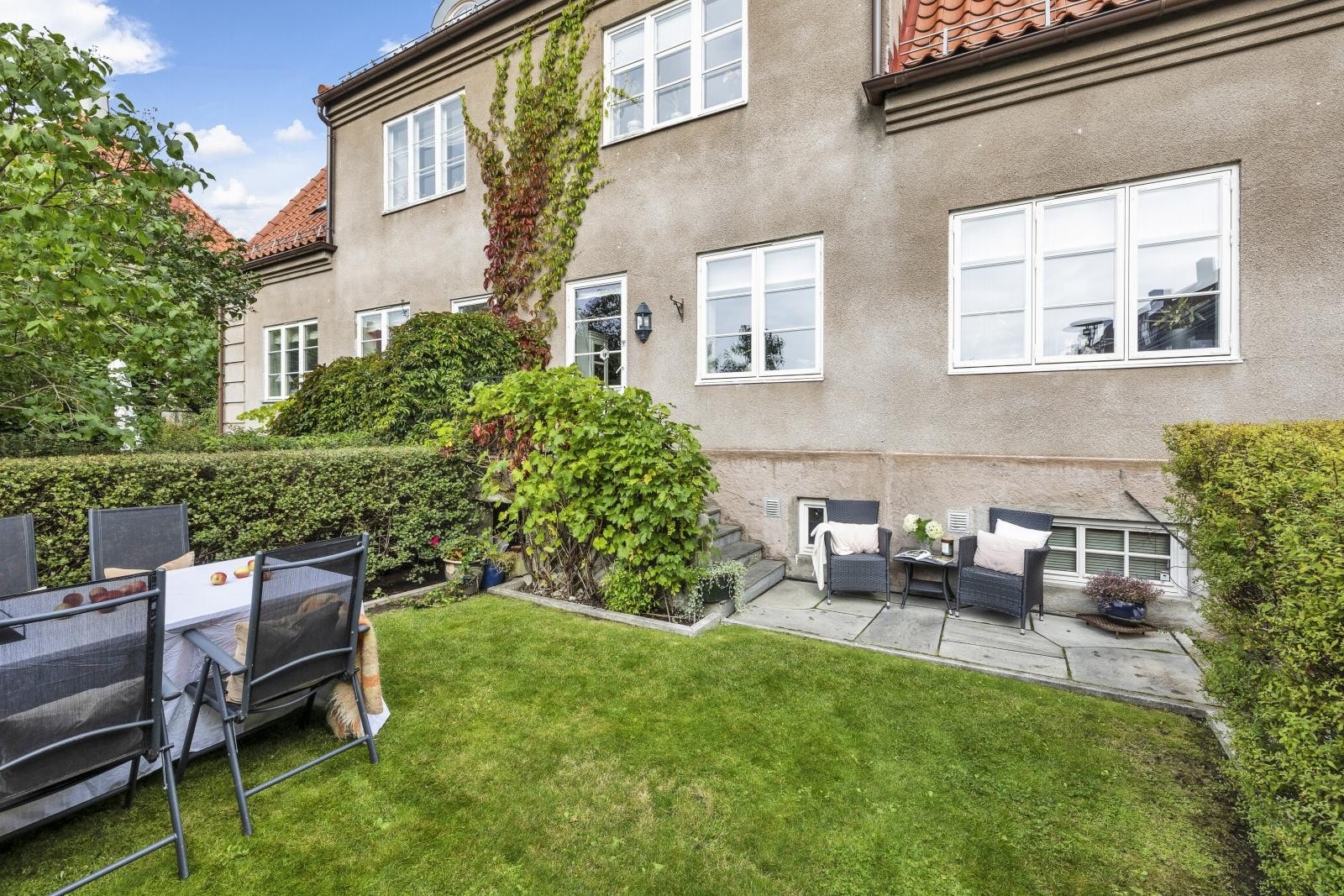 Hagen er opparbeidet med flere utesoner som gir rom for både avslapning og rikelig med boltreplass for både små og store. Galleribilde