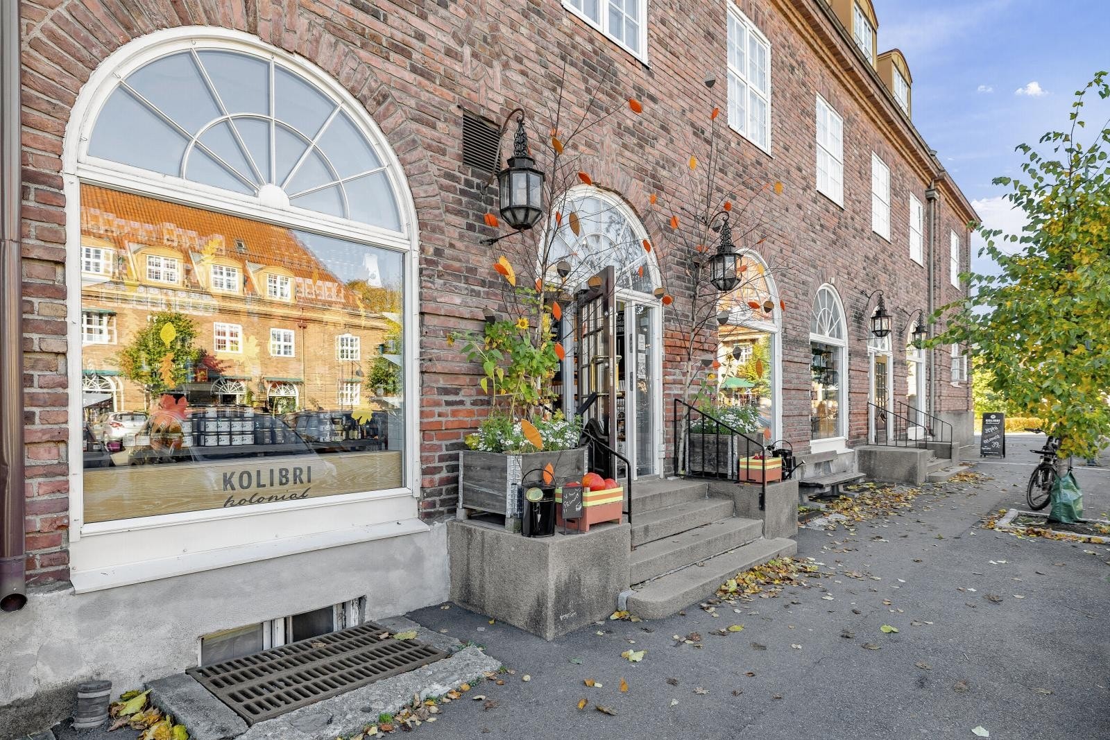 Arkitekt Oscar Hoff var hovedarkitekt bak utformingen av hagebyen. Men det var i hovedsak arkitekt og senere mangeårig byplansjef, Harald Hals, som tegnet bygningene. Damplassen fikk sitt navn i 1918. Galleribilde
