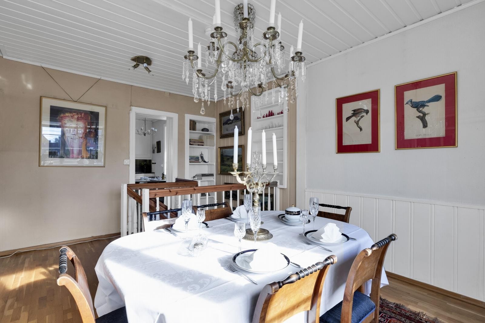 Tiltalende og romslig spisestue med plass til et stort spisebord, der familien kan samles rundt middagsbordet. Galleribilde
