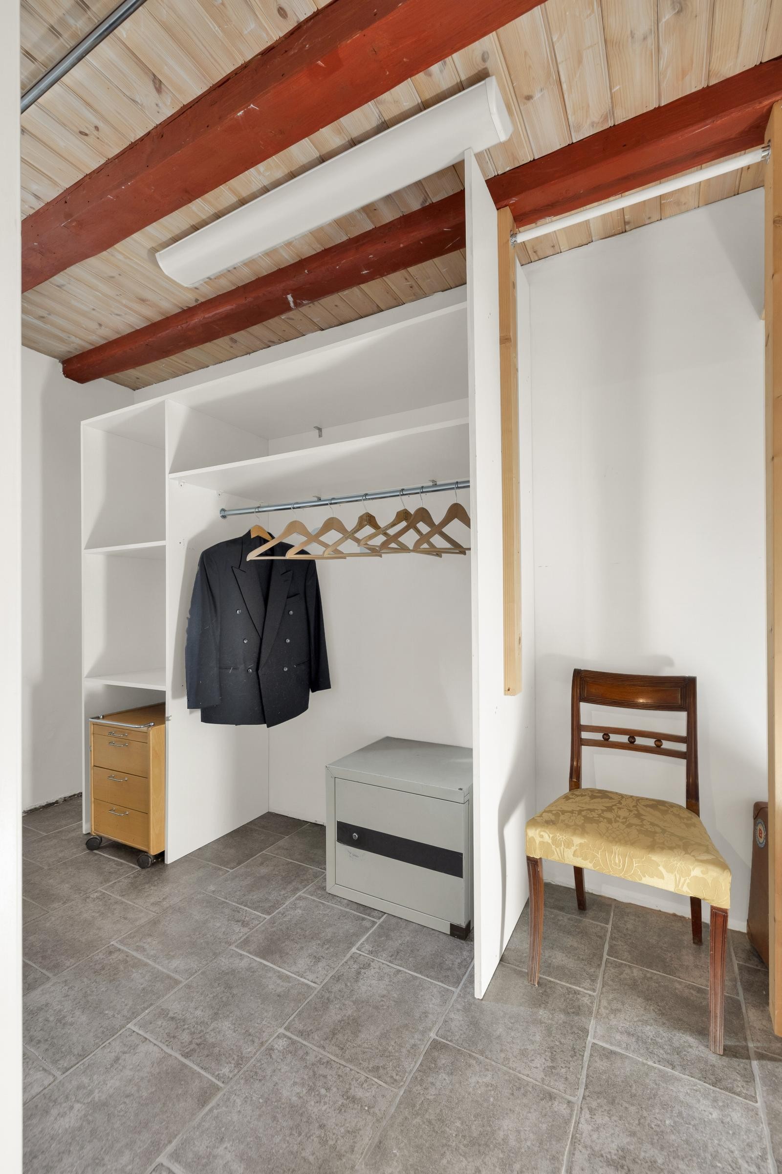 Rommet har en praktisk tilknytning til en walk-in garderobe med ytterligere oppbevaringsmuligheter. Galleribilde