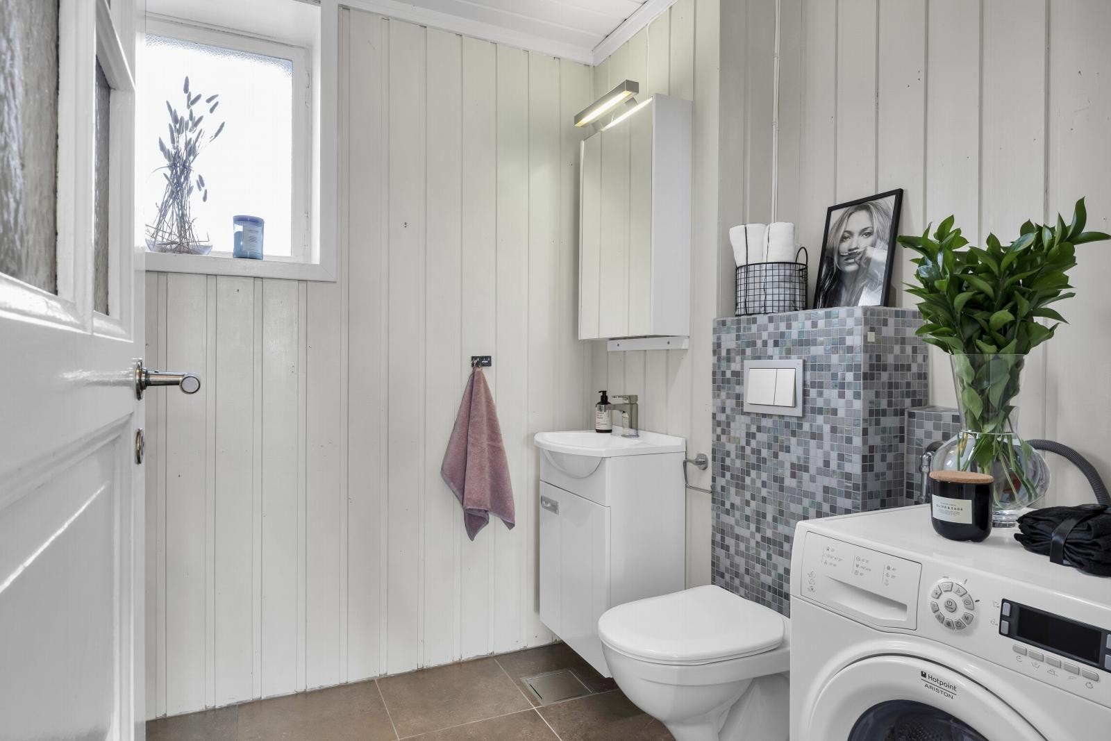 Det er plass til et badekar eller dusj om ønskelig på badet. Galleribilde