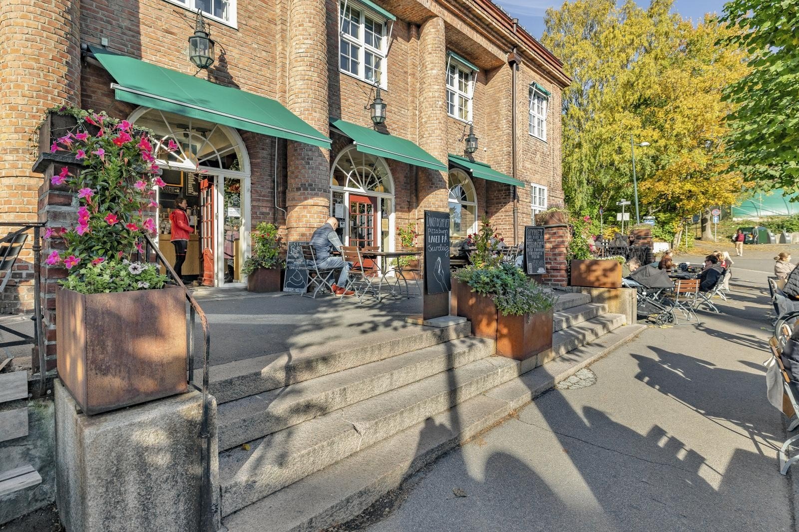 Damplassen tilbyr flere koselige spisesteder som Åpent Bakeri og pizzarestauranten Lofthus Samvirkelag. Galleribilde