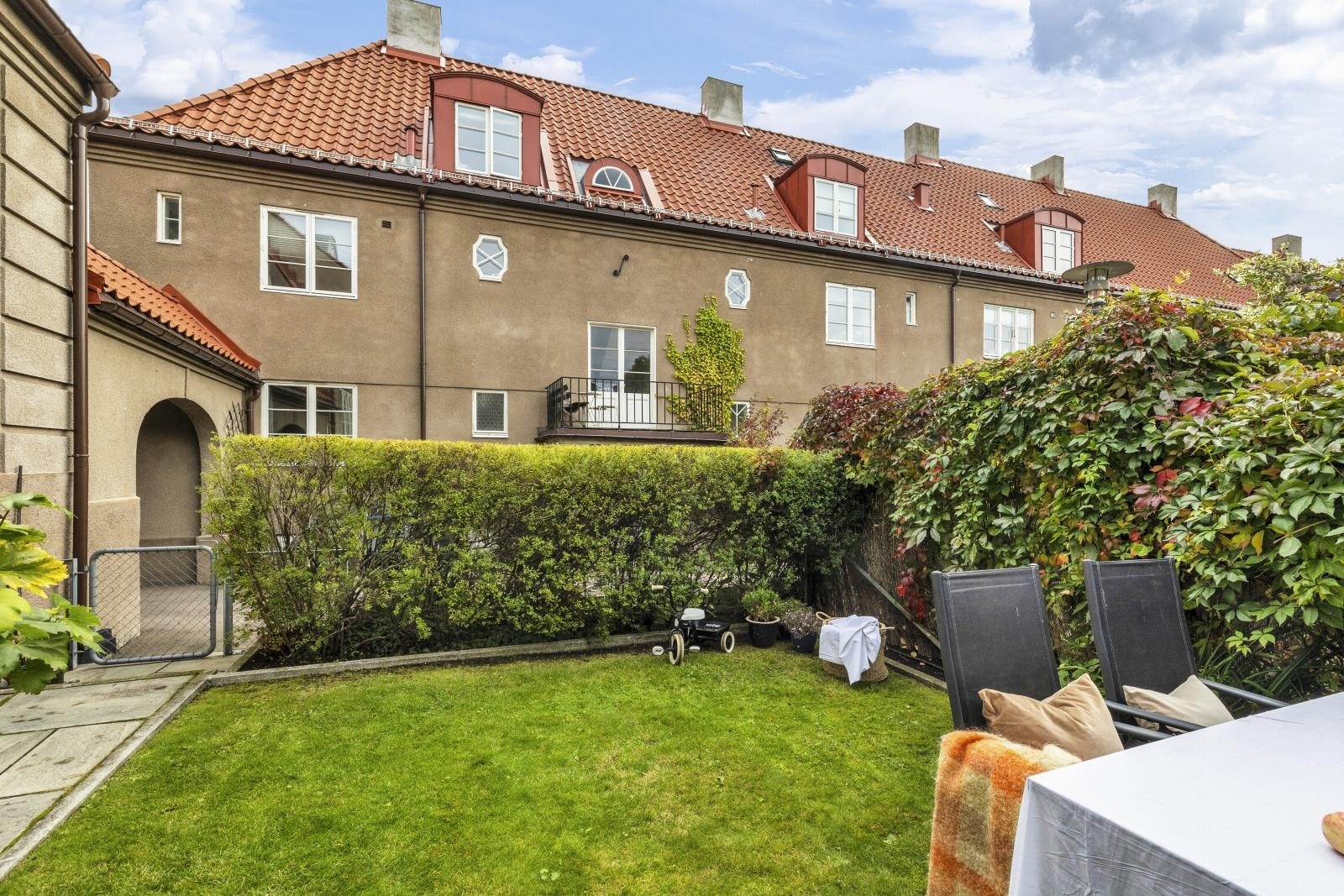 Ikke bare en idyllisk hage, men to! Her løper barna rundt og leker ? mens de voksne nyter tilværelsen ved spiseplassen omgitt av nydelig beplantning. Galleribilde