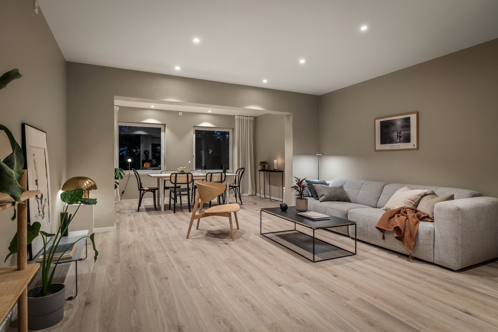 Det er god plass til sofagruppe, spisegruppe og annet ønskelig møblement. Galleribilde