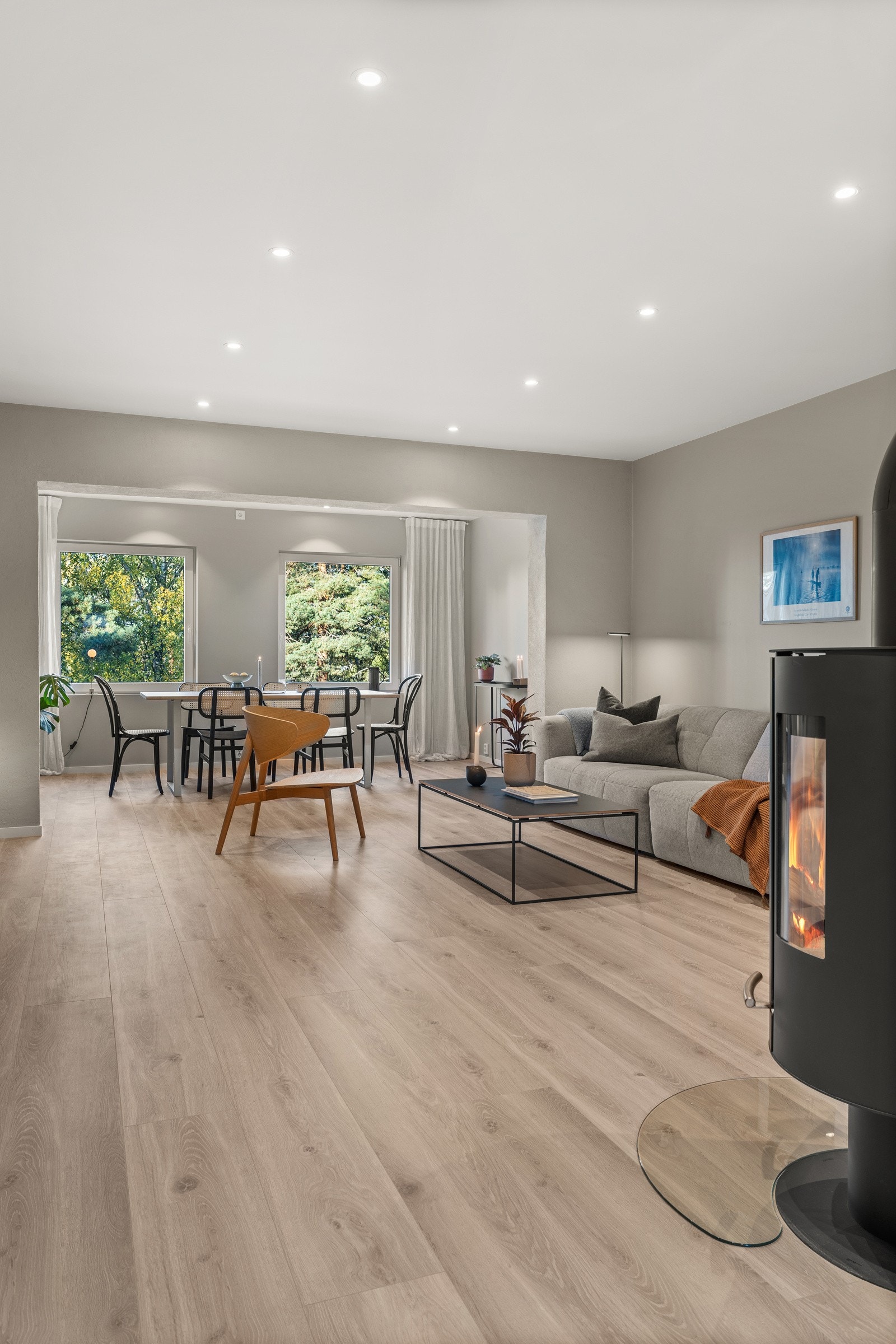 Peisovn i stue som varmer godt på kalde vinterdager. Galleribilde