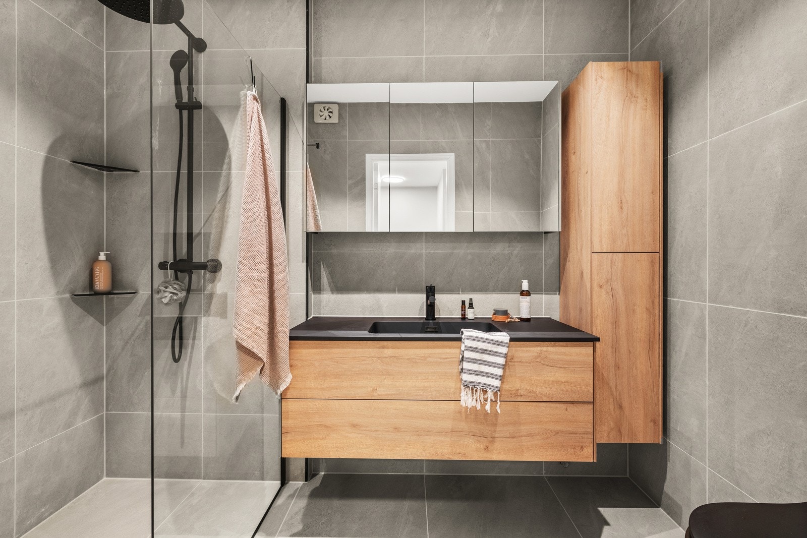 Pent bad fra 2022 med flislagte overflater og varmekabler i gulv. Galleribilde