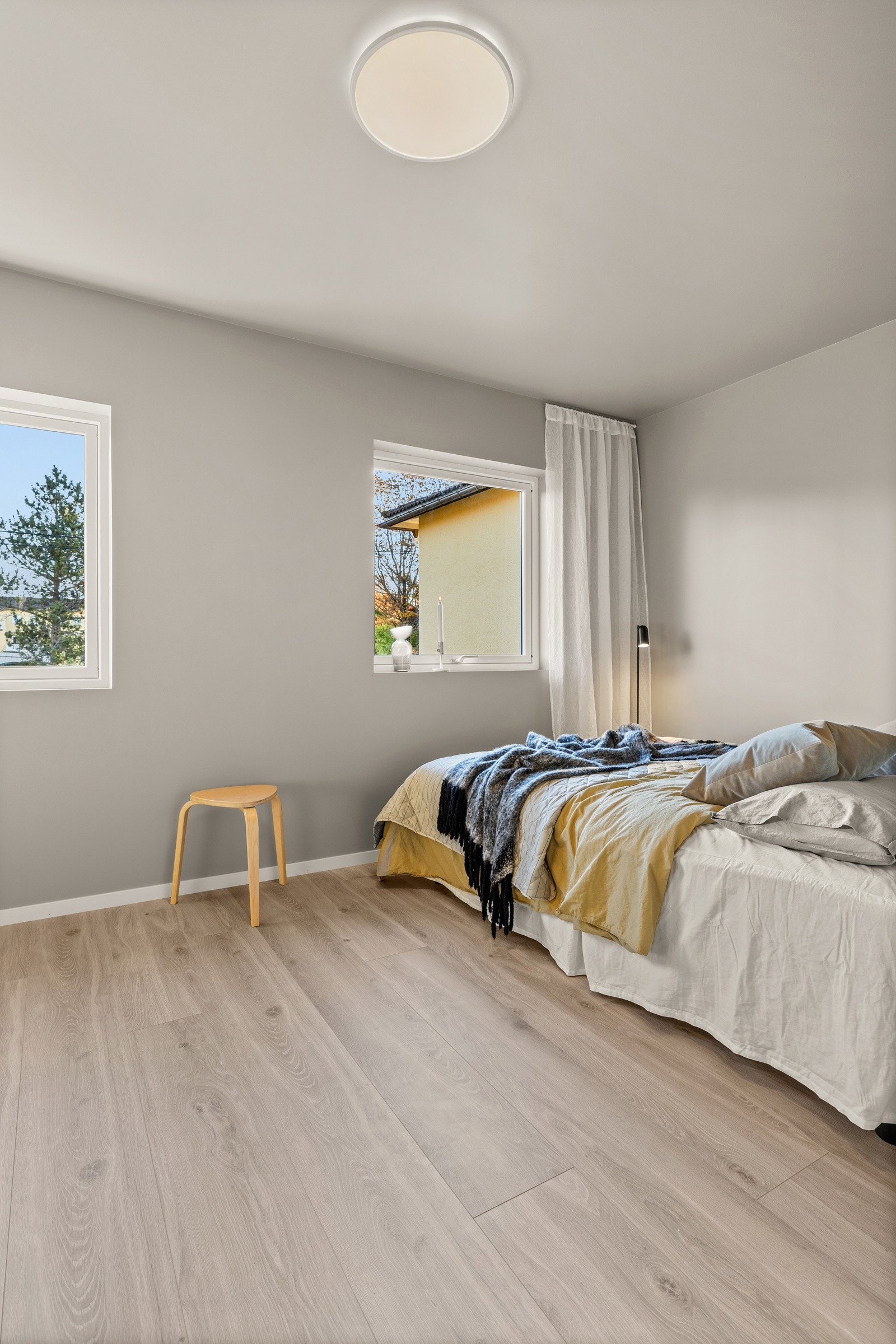 God plass til dobbeltseng og garderobeskap. Galleribilde