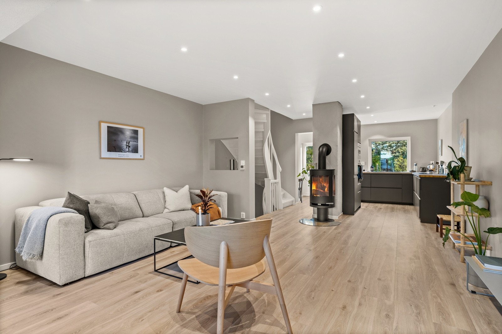 Åpen løsning mellom stue og kjøkken. Galleribilde