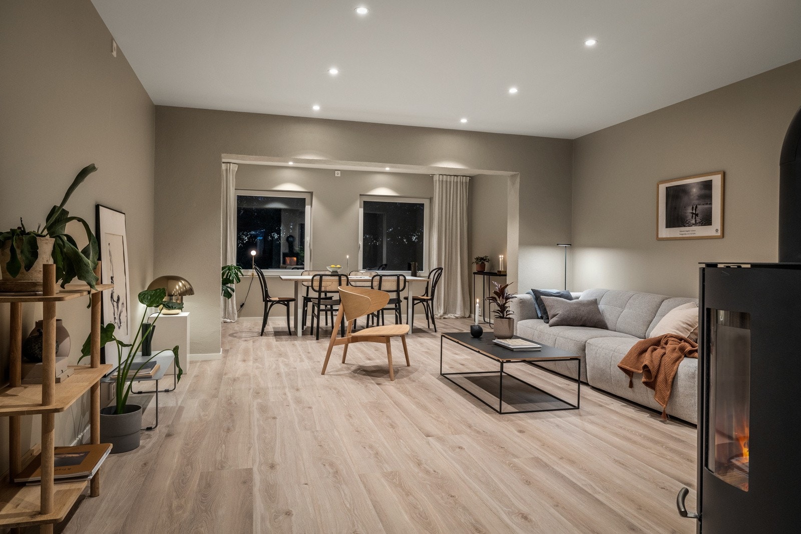 Enstavs laminatgulv og downlights i himling. Galleribilde