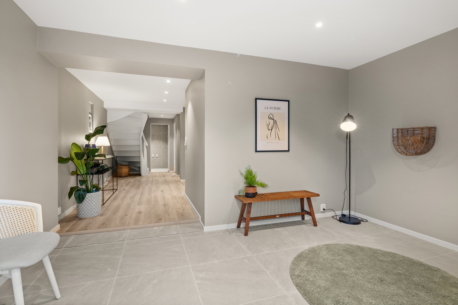 Lys og romslig entré med god plass til garderobeskap. Galleribilde