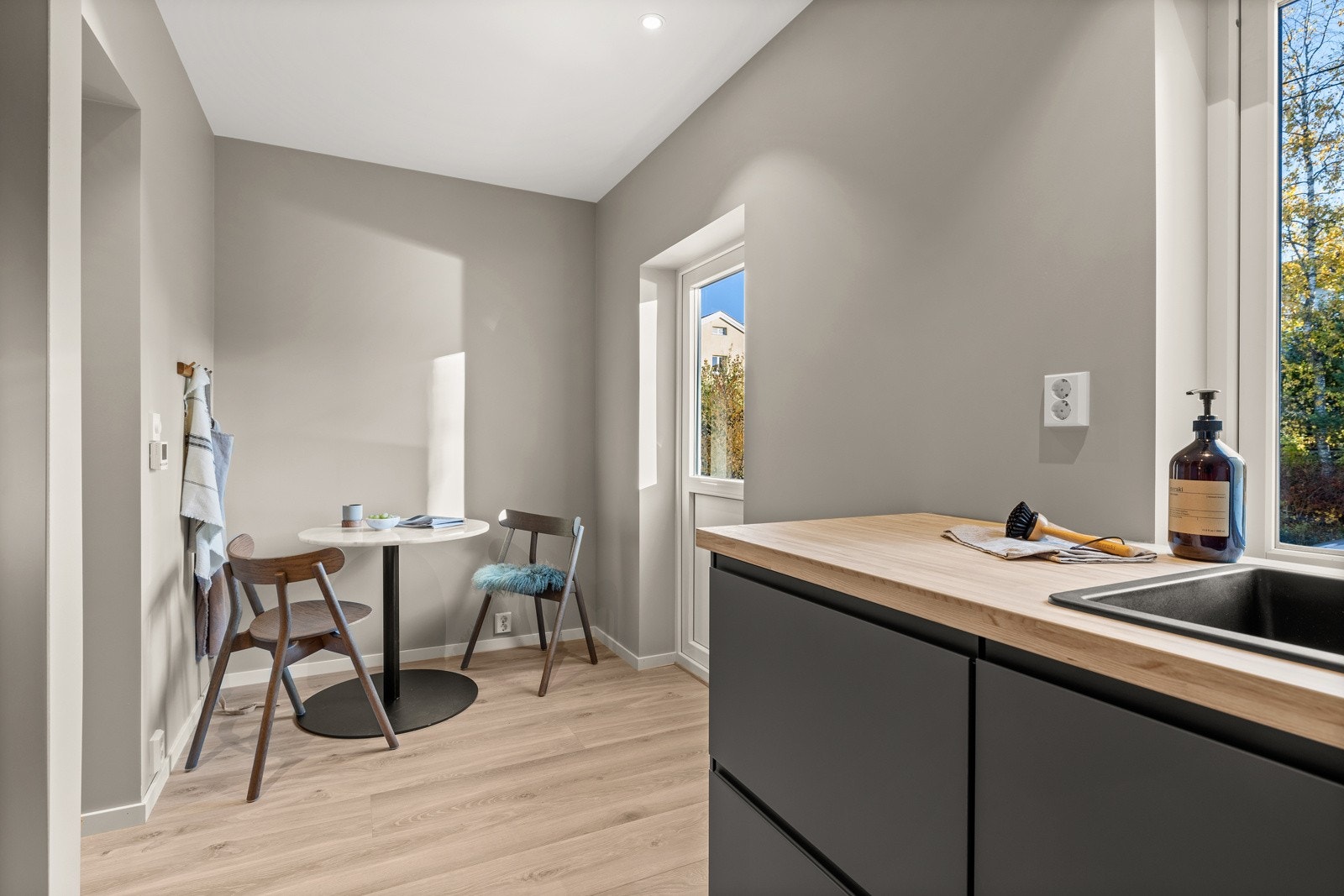 Det er også plass til en liten spisegruppe på kjøkkenet. Galleribilde