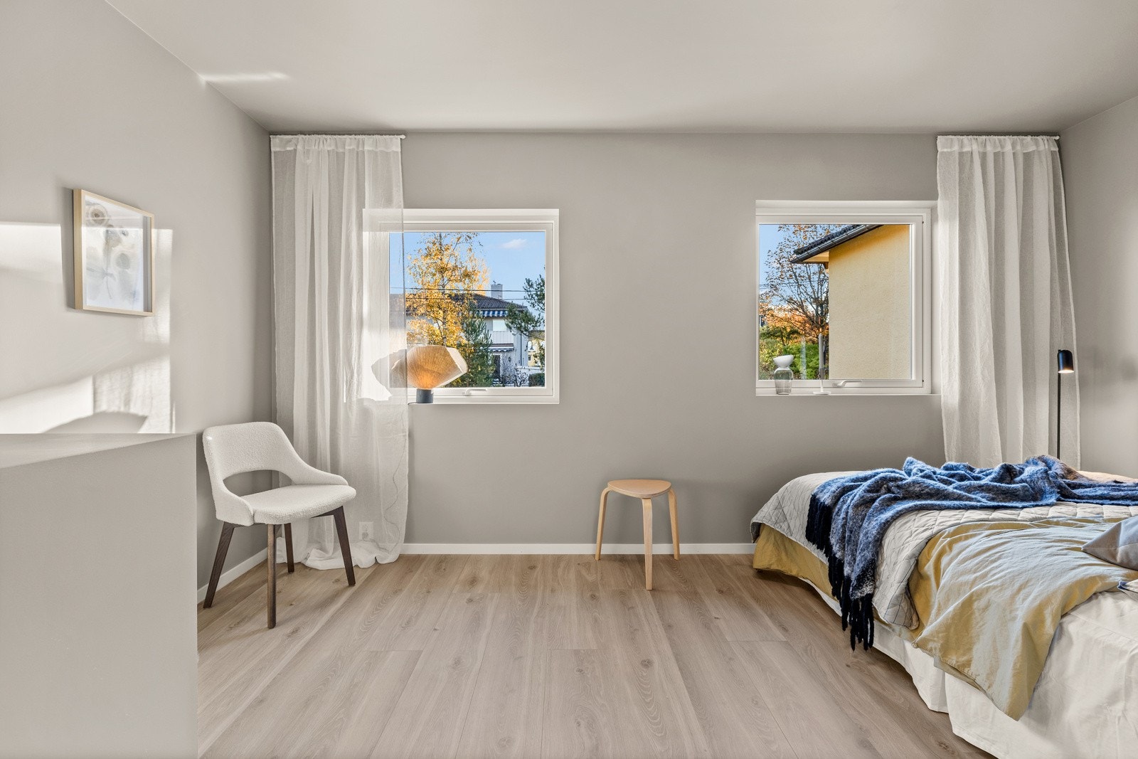 Romslig hovedsoverom malt i lune farger. Galleribilde