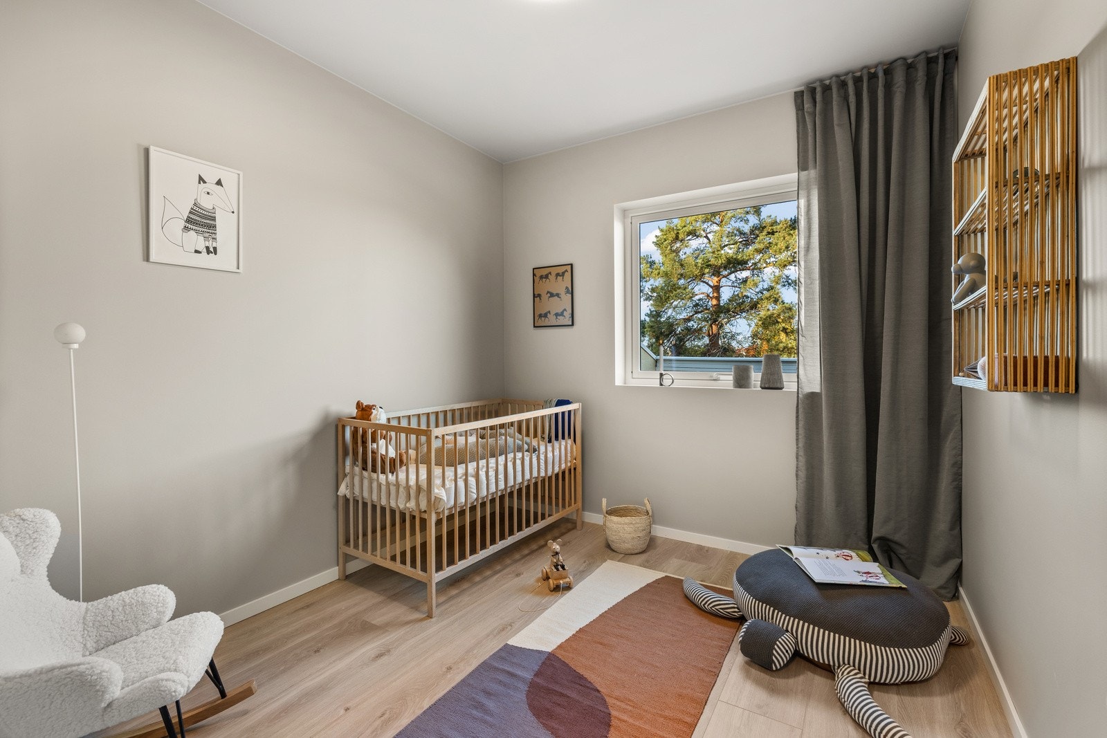 Soverom 2 passer perfekt som barnerom, gjesterom eller kontor. Alt etter behov. Galleribilde