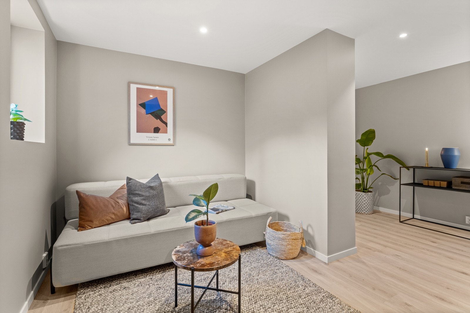 Kjellerstue med god plass til sofagruppe og tv-møblement. Galleribilde