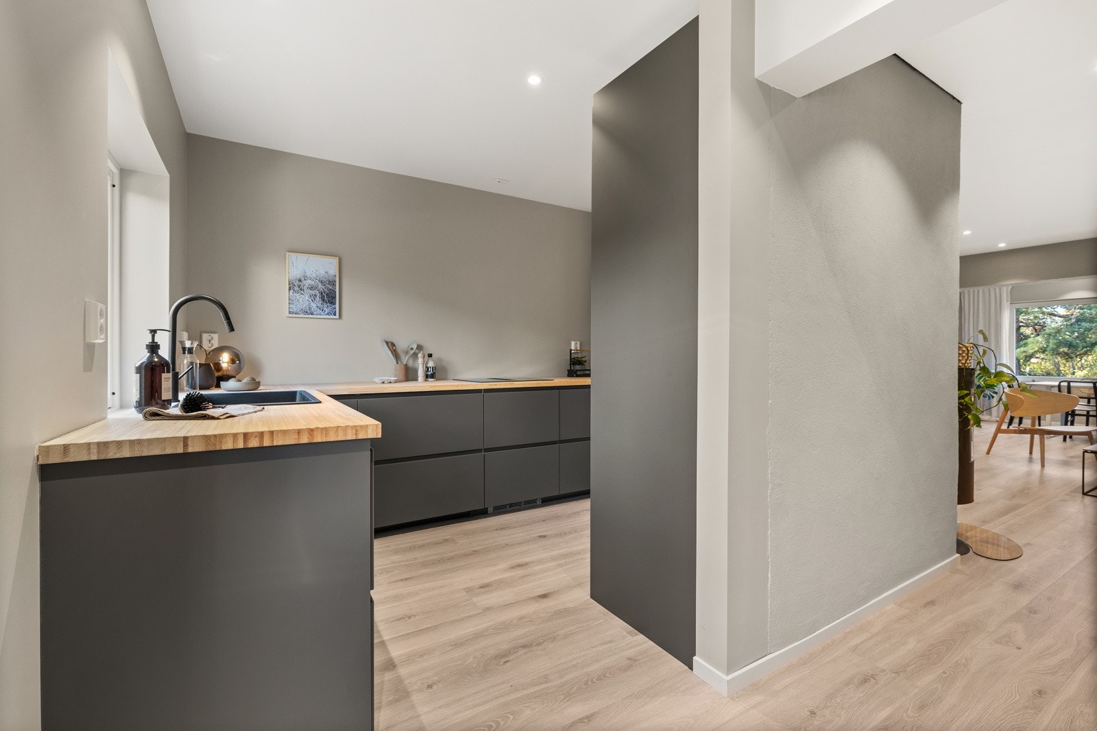 Det er godt med skap- og benkeplass. Galleribilde