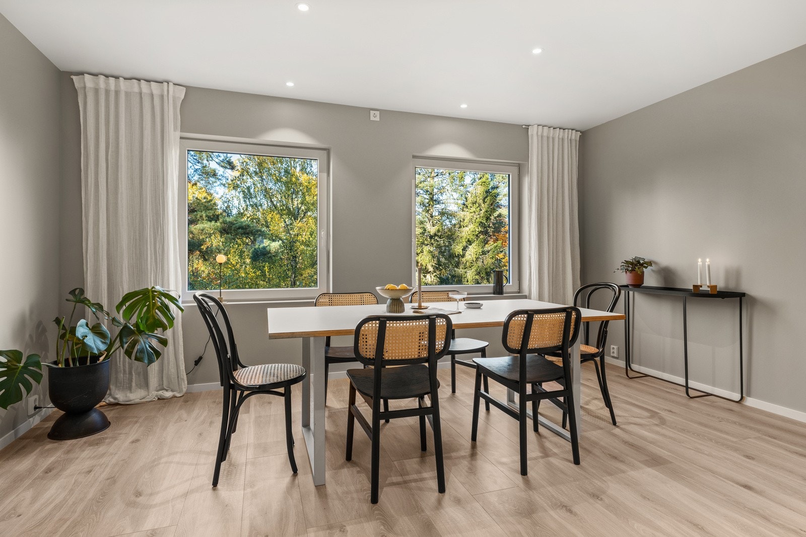 Store vindusflater som slipper inn godt med naturlig lys. Galleribilde