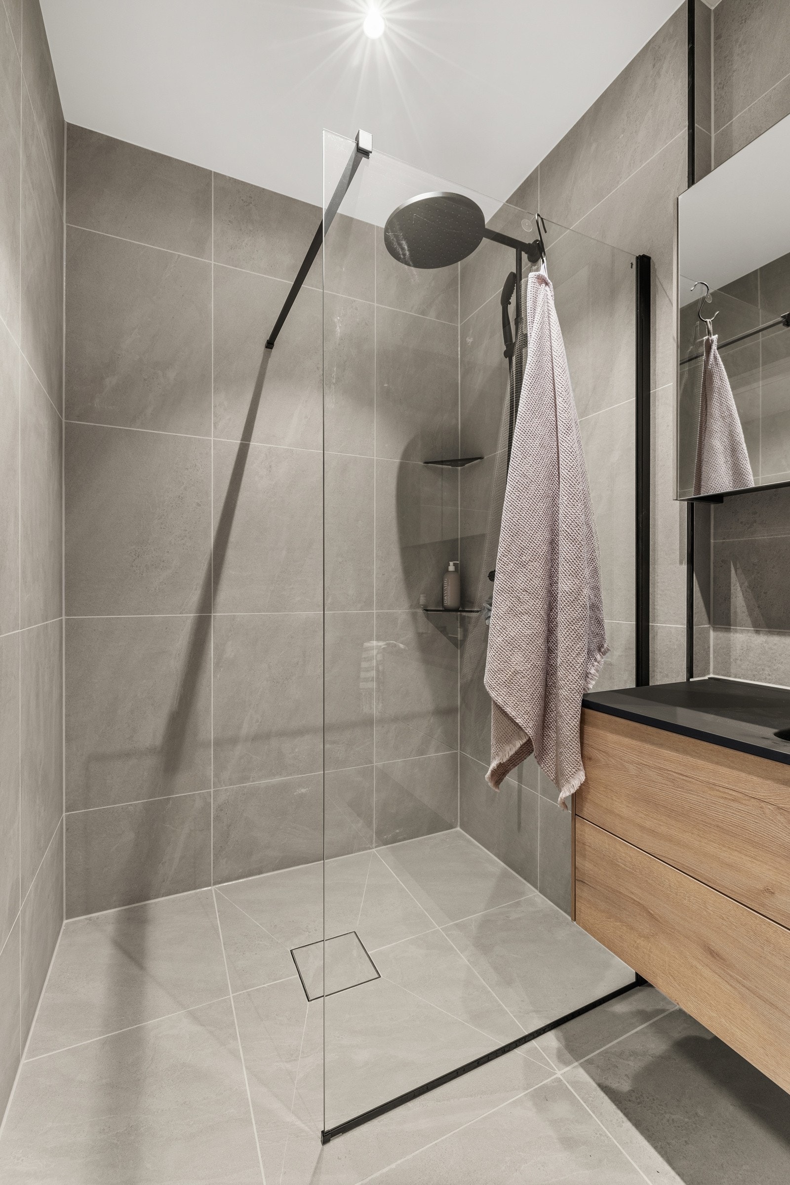 Benkeskap og høyskap med glatte fronter og veggskap med speilfronter. Galleribilde