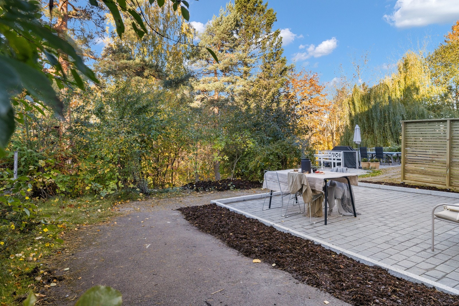 Boligen ligger i rolige og grønne omgivelser på Ulsrud. Galleribilde