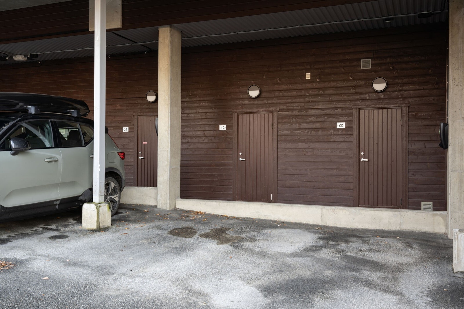 Parkering i carport med adkomst til sportsbod bak parkeringsplassen Galleribilde
