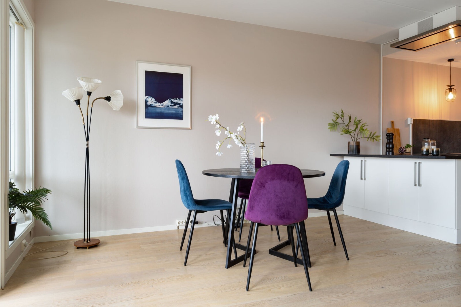 Plass til spisebord foran de store vinduene Galleribilde
