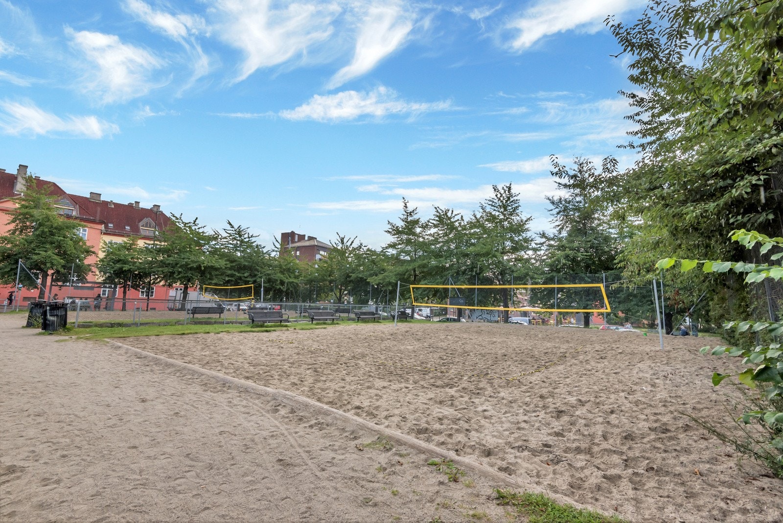 Kort vei til Lilleborgbanen med flere volleyballbaner, basketballbane, bordtennisbord, tuftepark m.m. Galleribilde