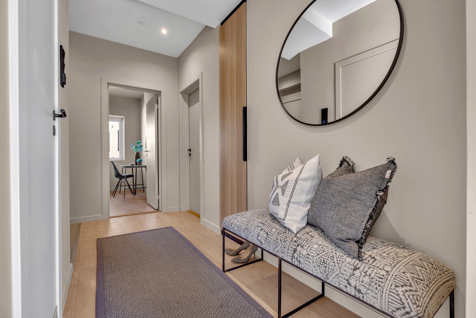 Innbydende entré med garderobeskap Galleribilde