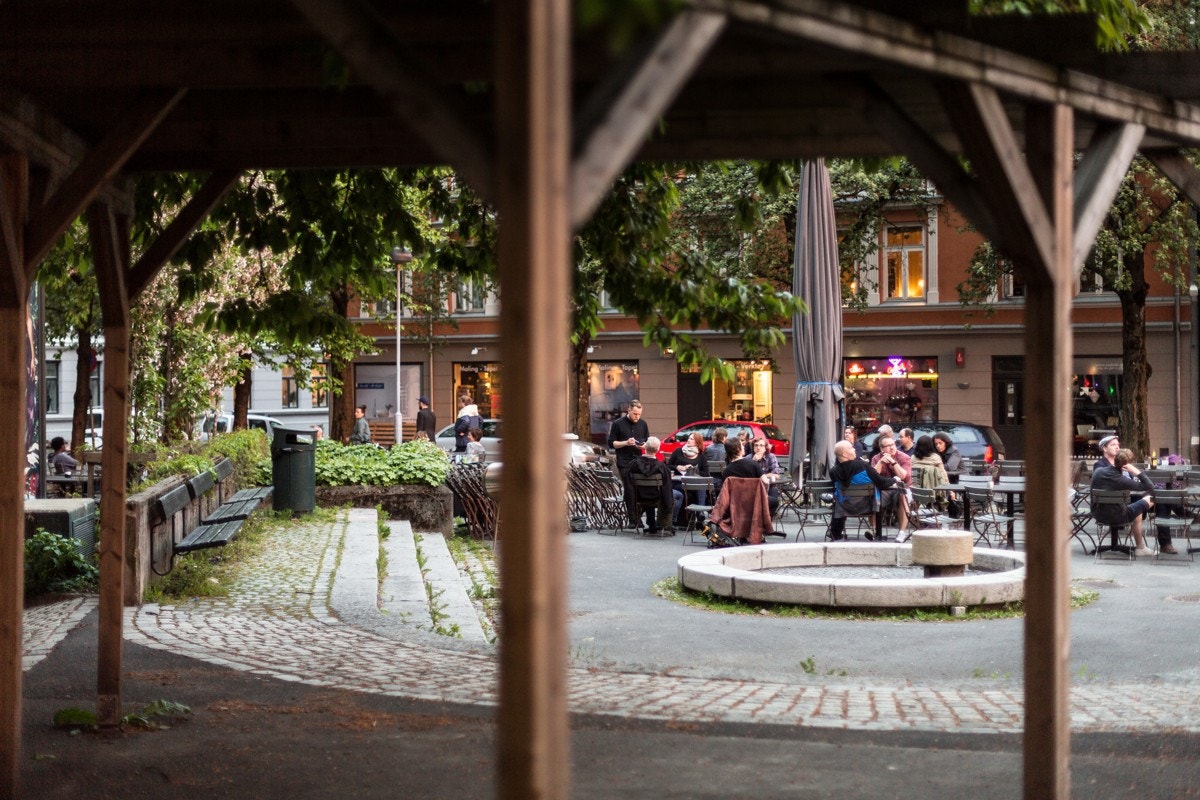 Grisen er en stor møteplass med uteservering på Torshov Galleribilde
