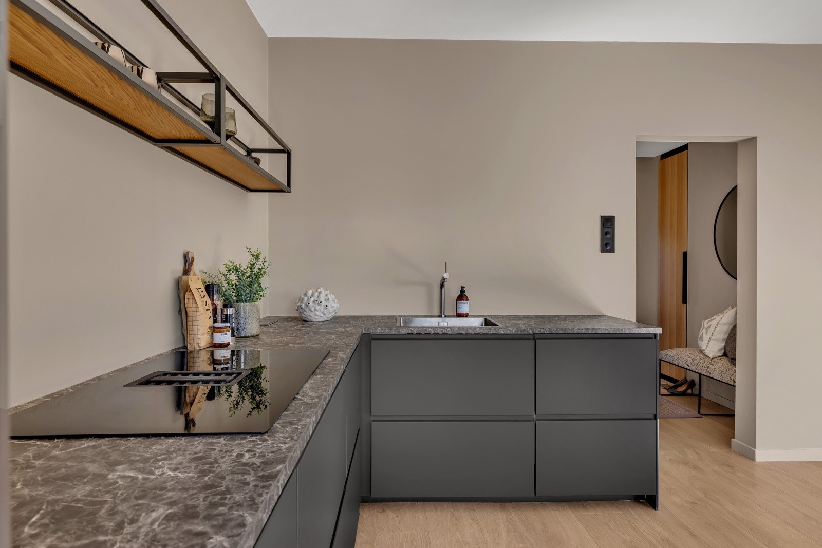 Integrert oppvaskmaskin, induksjonstopp, komfyr og kjøle-/fryseskap Galleribilde