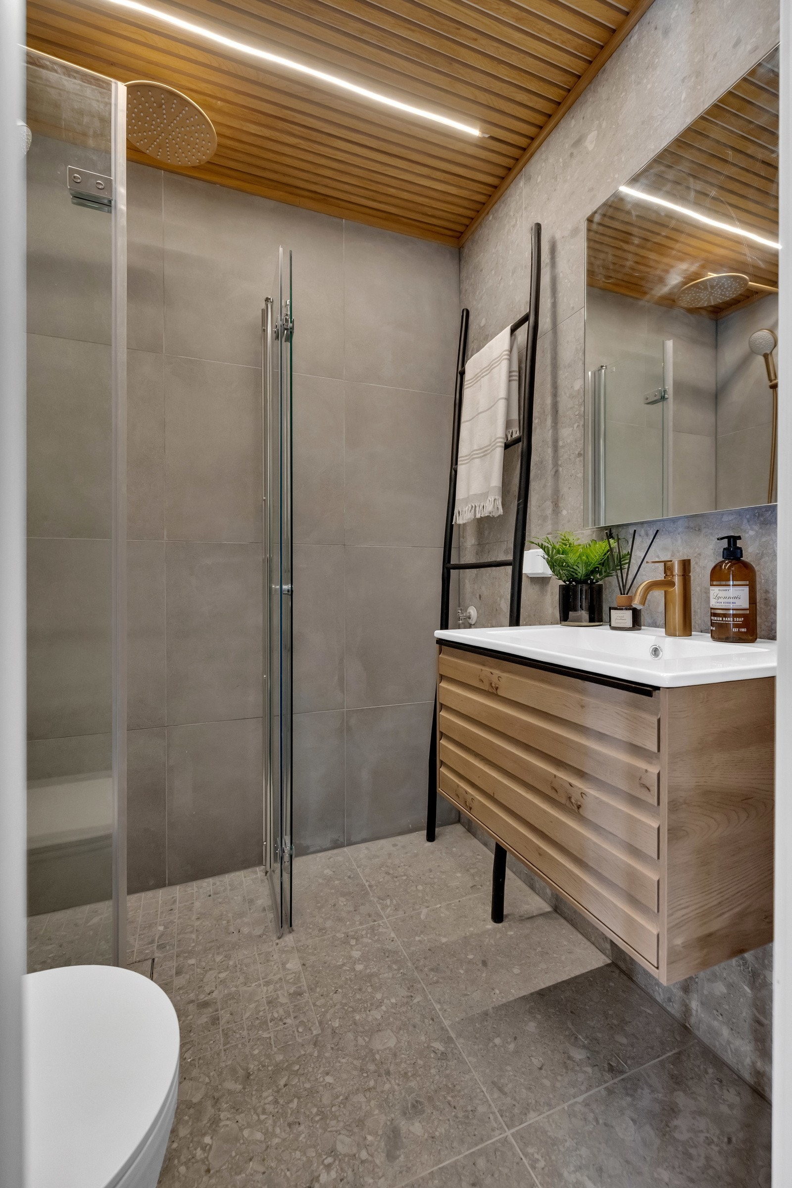 Plass til full størrelse vaskemaskin og tørketrommel på bad Galleribilde