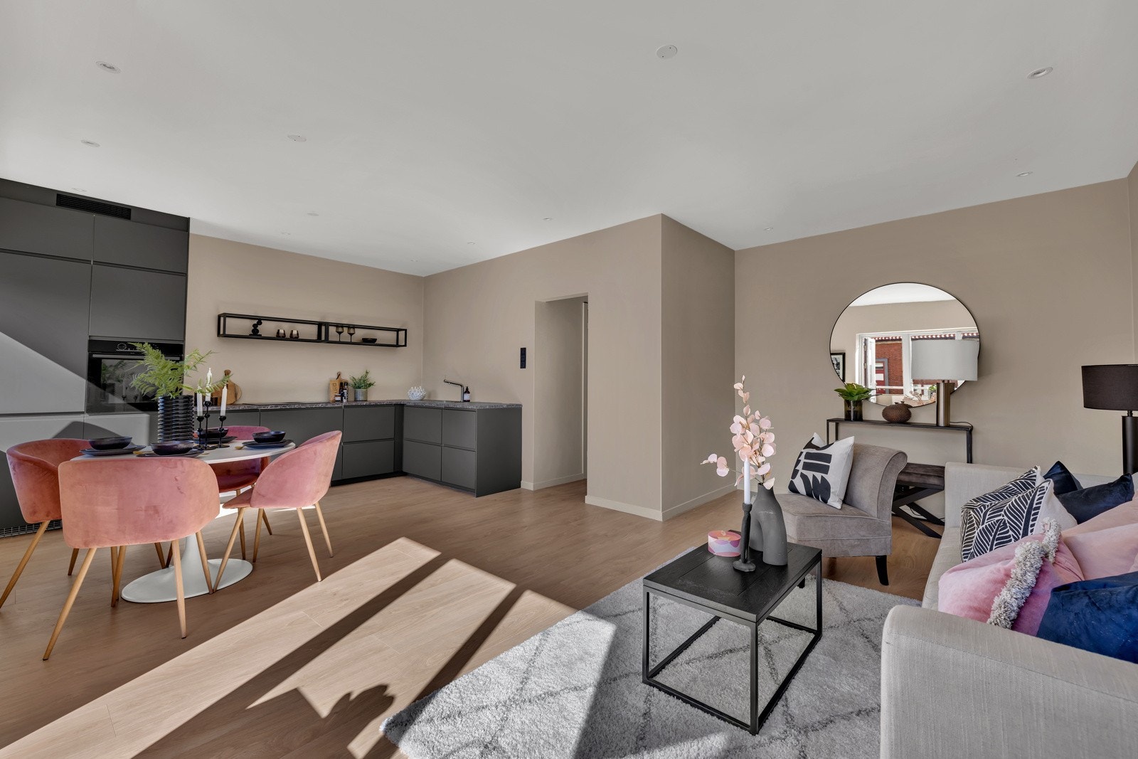 Stilren og delikat bolig med tidsriktige farge- og materialvalg Galleribilde