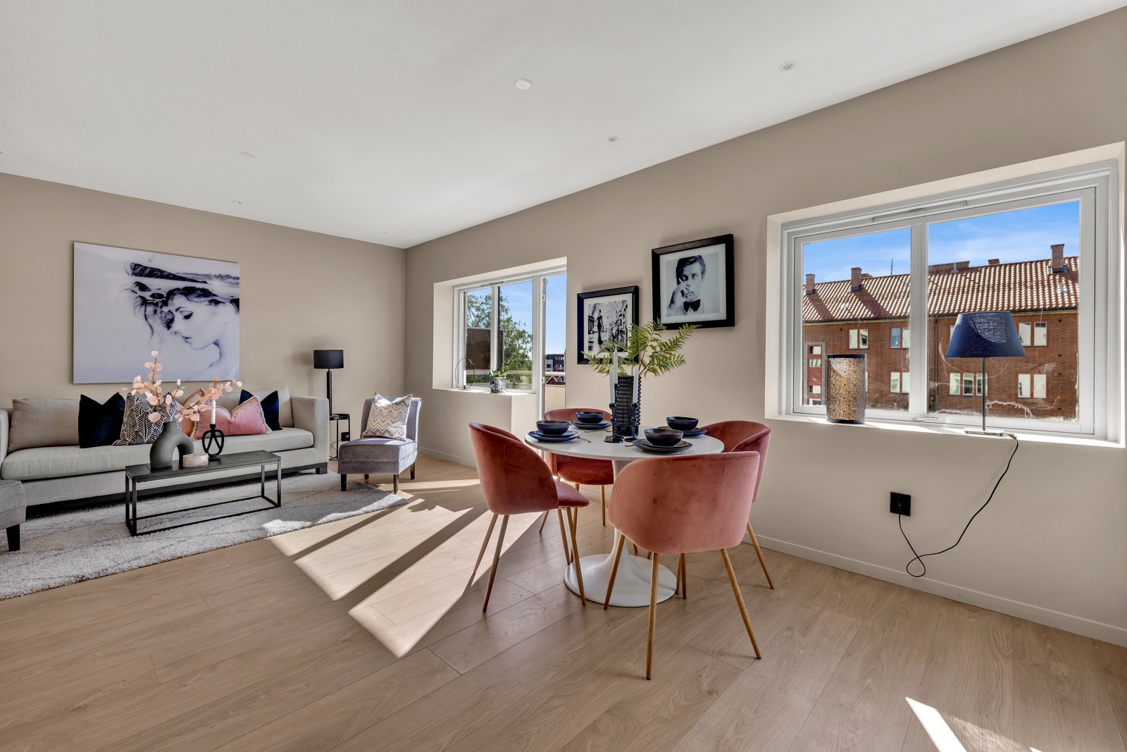 Rålekker, stilren og nyoppusset 3-roms leilighet med heis og balkong Galleribilde