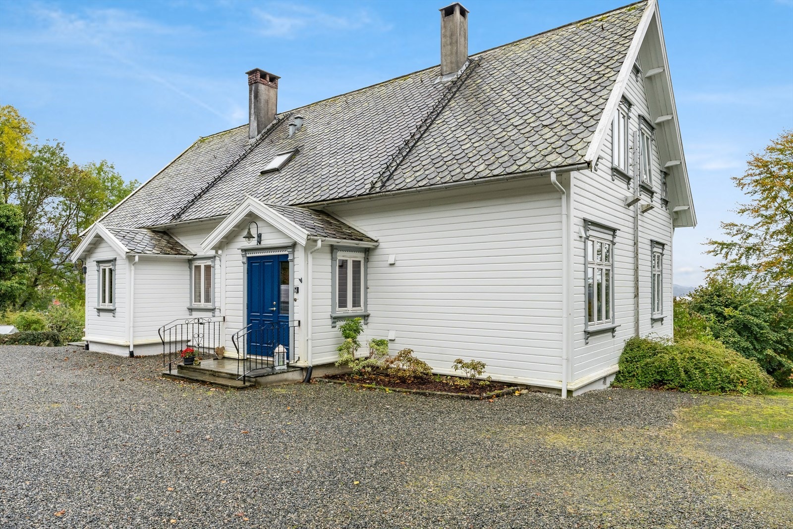Romslig gruset gårdsrom med gode parkeringsmuligheter for bil. Galleribilde