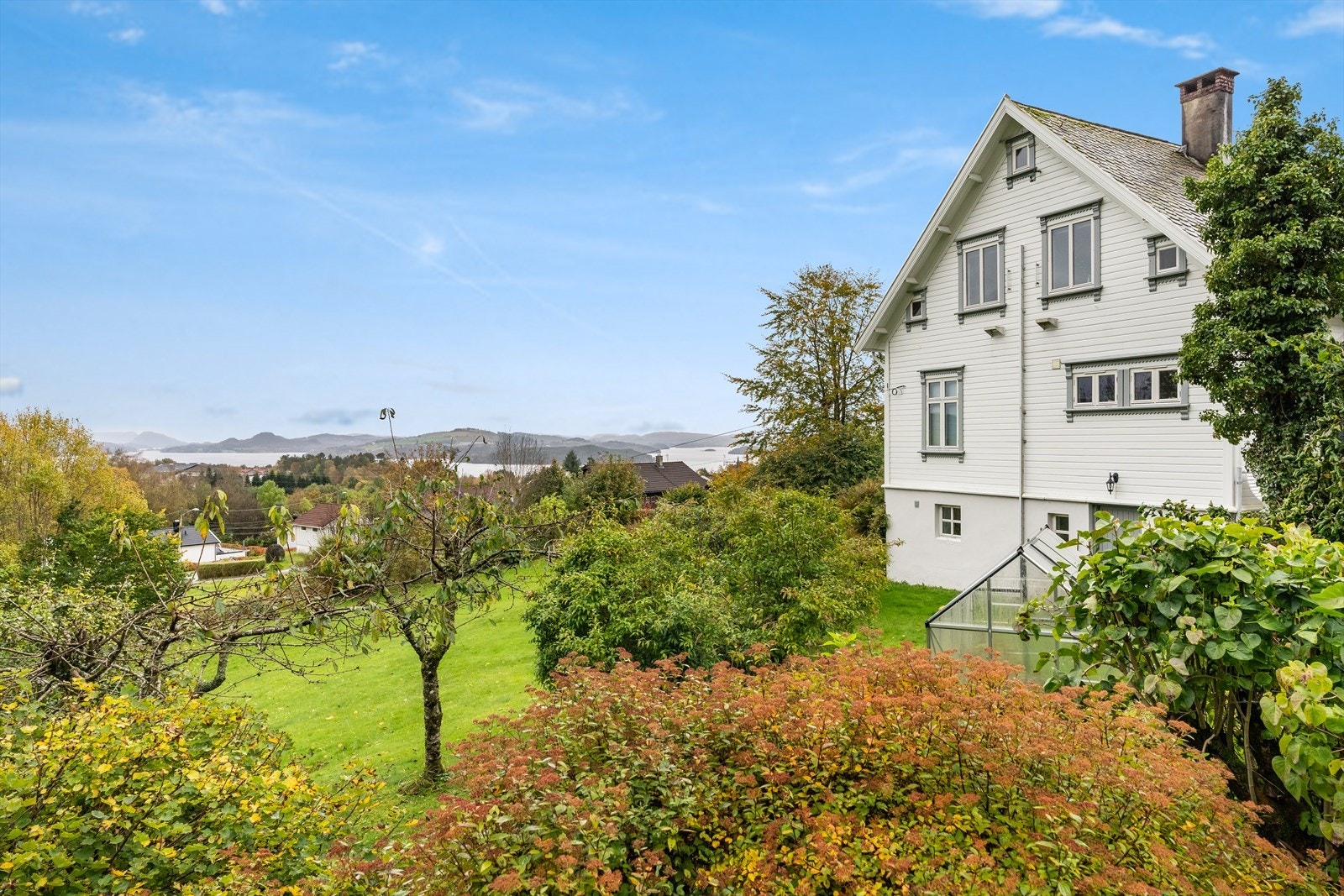 Utsikt og hage. Galleribilde