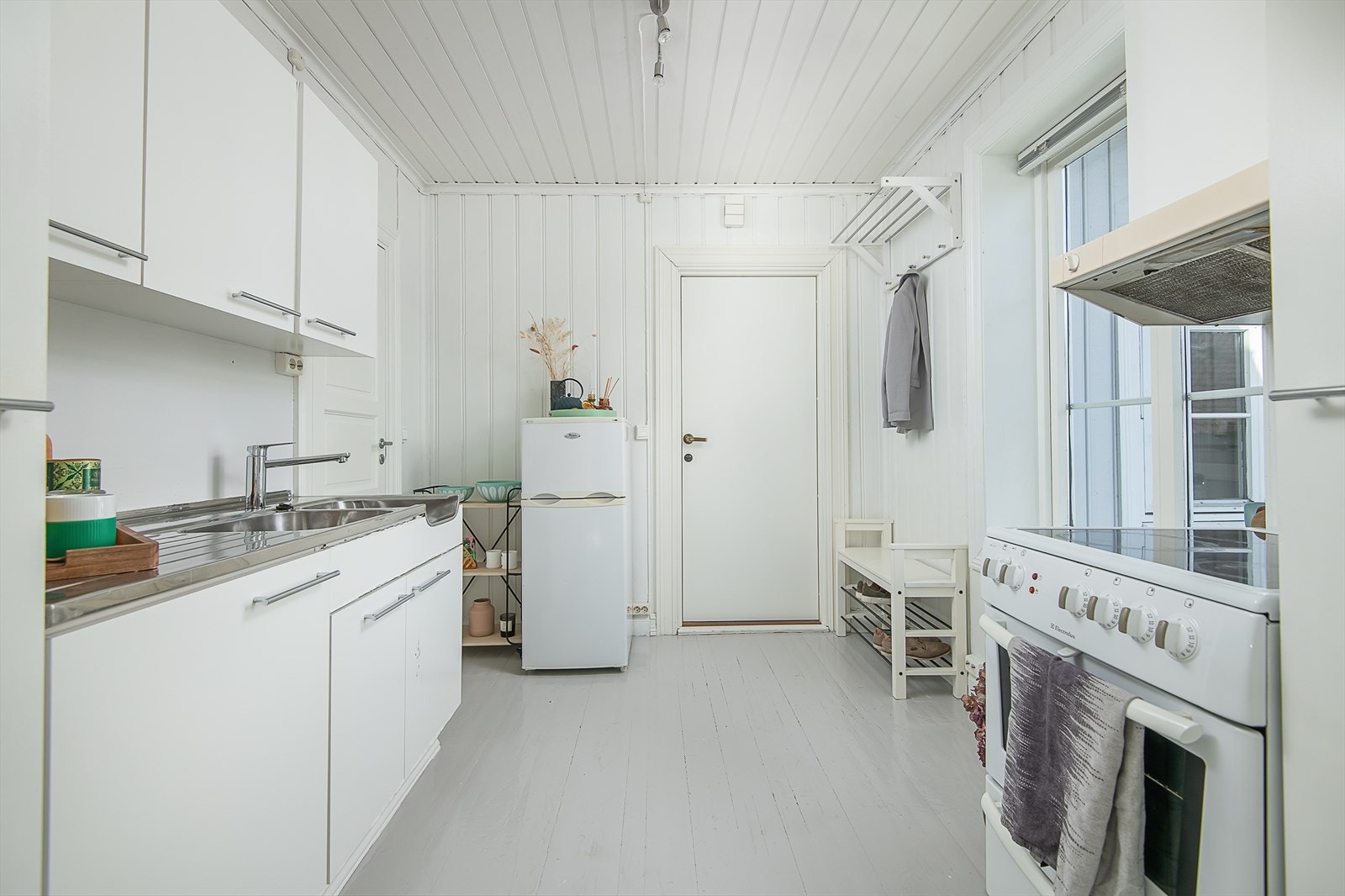 Plass til å henge av seg yttertøy på kjøkken. Galleribilde