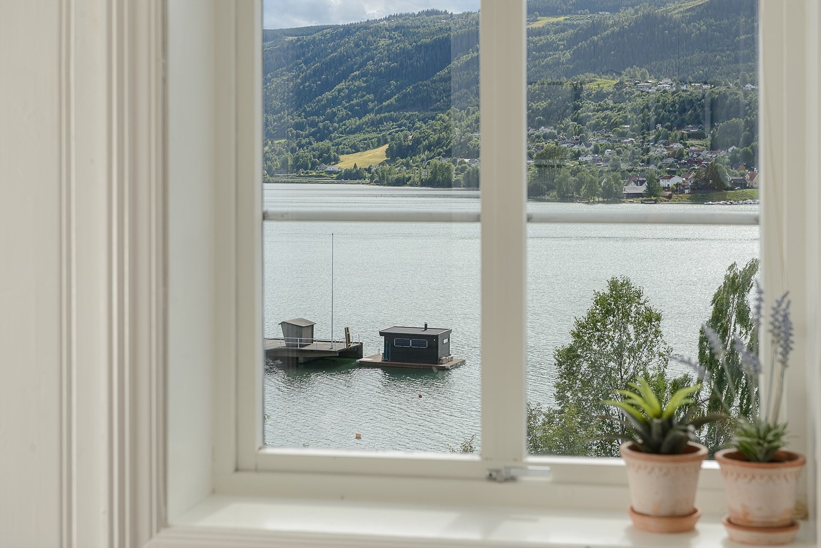 Utsikt fra stuevindu. Galleribilde