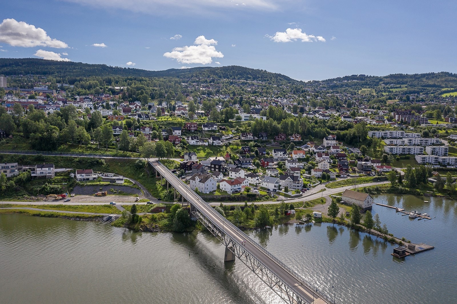Eiendommen har en flott beliggenhet ved Mjøsa. Galleribilde